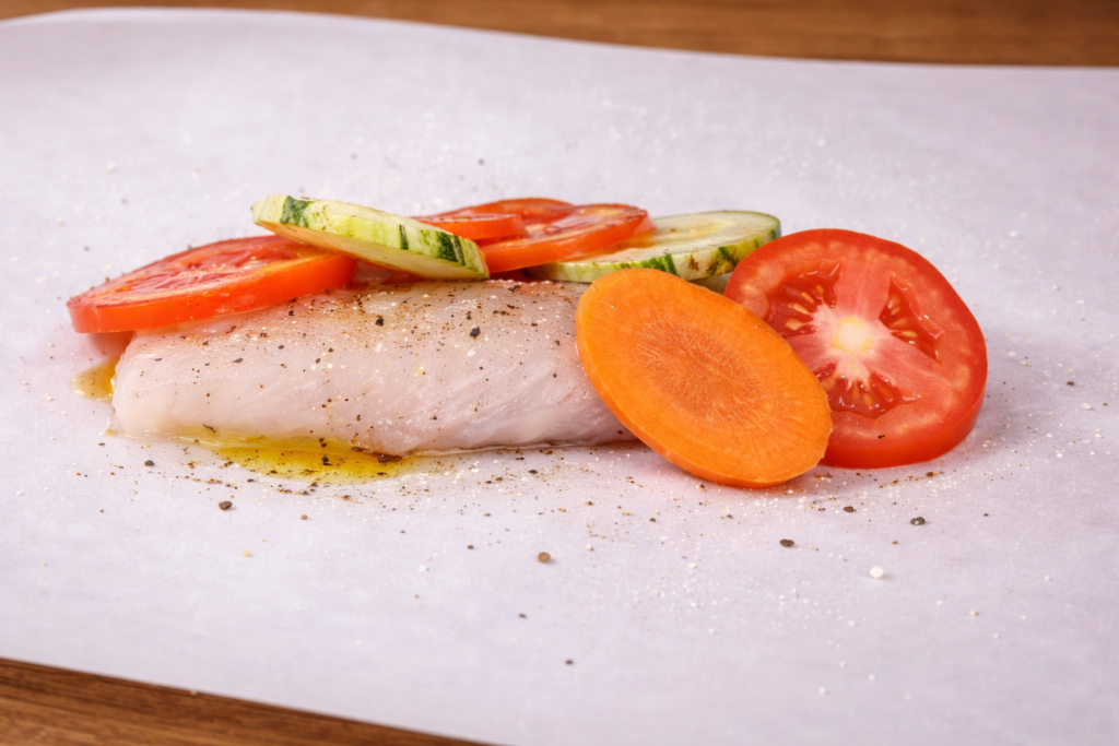 preparando-o-papilote-de-peixe-1024x683 Peixe no Papilote: Receita Leve, Suculenta e Cheia de Sabor