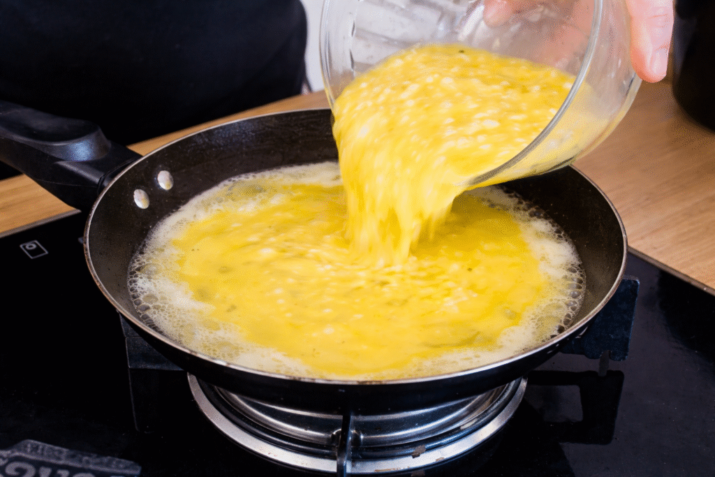 preparando-omelete-com-queijo-1024x683 Omelete com Queijo na Frigideira: Receita Cremosa, Fácil e Perfeita