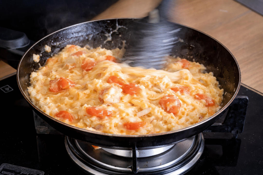 preparando-omelete-cremosa-de-frango-com-requeijao-1024x683 Omelete de Frango com Requeijão: Receita Cremosa, Fácil e Saborosa