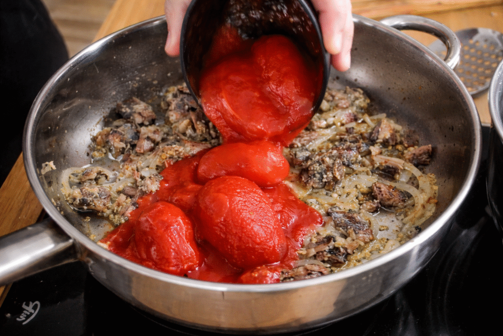 preparando-refogado-de-sardinha-1024x683 Macarrão com Sardinha: Receita Simples, Econômica e Cheia de Sabor