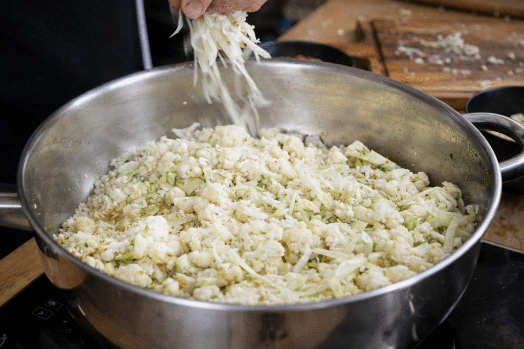 preparando-risotod-e-couve-flor-1024x683 Risoto de Couve-Flor: Receita Cremosa, Leve e Cheia de Sabor