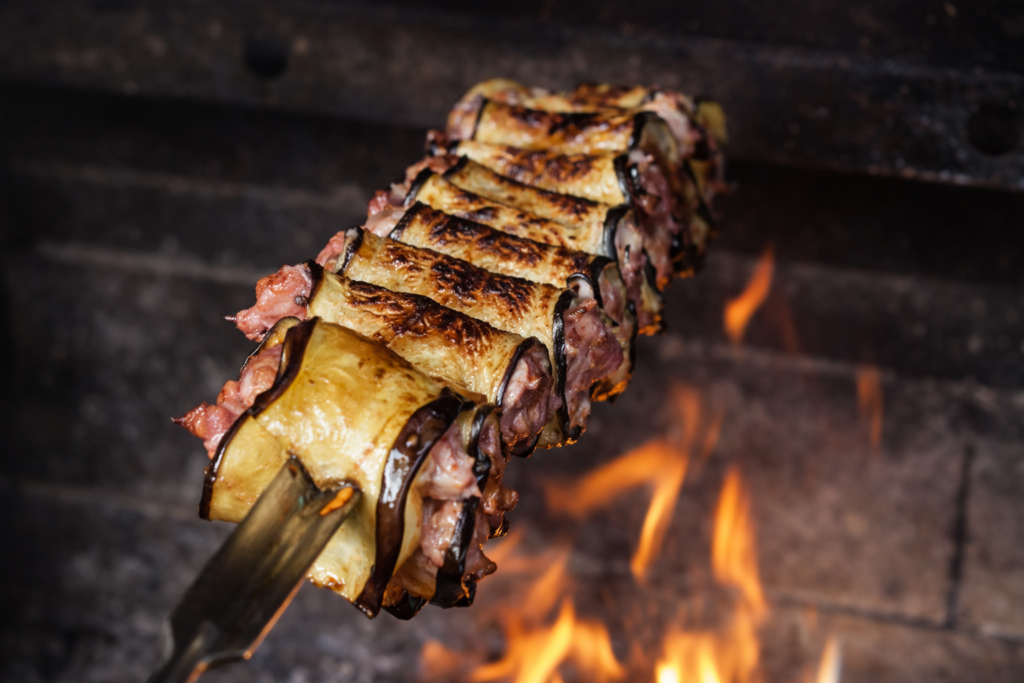 rolinho-de-linguica-na-churrasqueira-1024x683 Enroladinho de Berinjela com Linguiça: Entrada de Churrasco Diferente e Irresistível