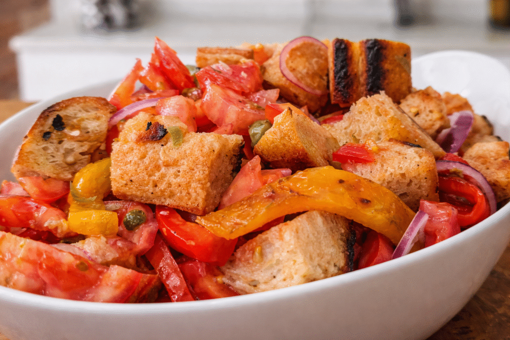 salada-panzanella-pronta-1024x683 Panzanella: Salada Italiana com Pão, Tomate e Pimentão