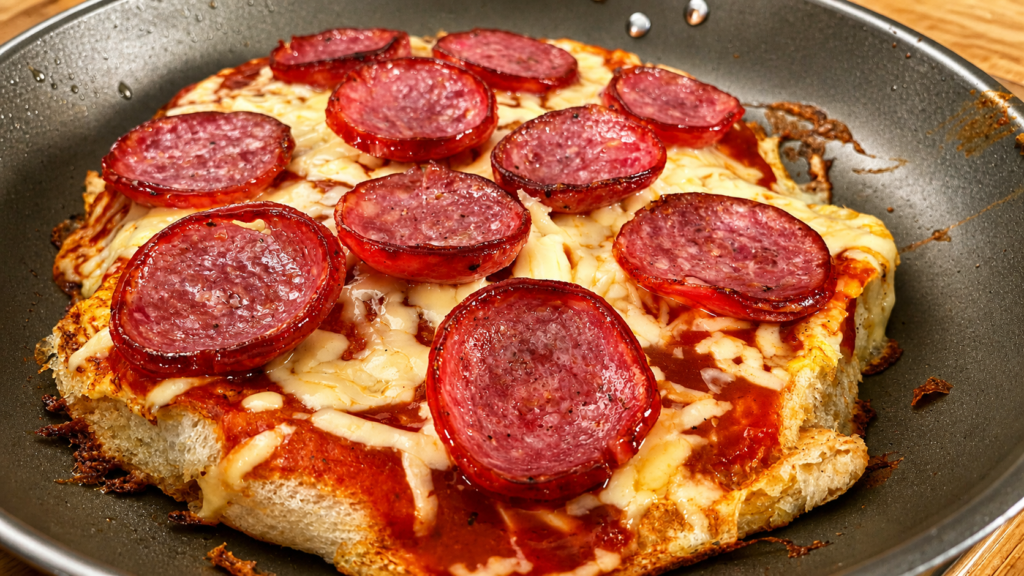 ChatGPT-Image-4-de-mai.-de-2026-15_51_08-1024x576 Pizza de Frigideira com Pão Amanhecido: Receita Rápida, Crocante e Econômica