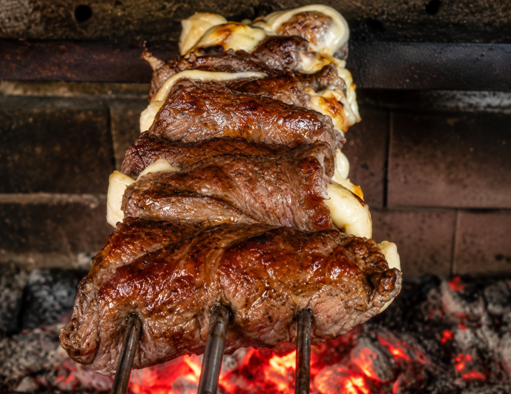 assando-espetinho-de-bife-com-queijo-1024x790 Filé ao Queijo com Molho Barbecue na Churrasqueira: Simples, Cremoso e Surpreendente