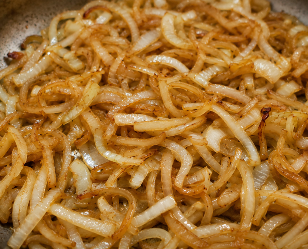 cebola-caramelizada-para-risotop-1024x829 Risoto de Bife Acebolado: A Combinação Perfeita Entre Churrasco e Conforto