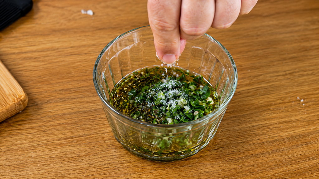 chimichurri-simples-para-espetinho-1024x576 Espetinho de Carne com Chimichurri no Forno: Suculento, Fácil e Sem Churrasqueira