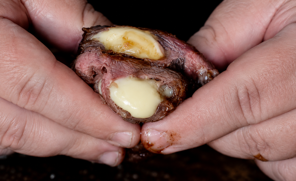 espetinho-de-bife-com-queijo-extremamente-cremoso-1024x628 Filé ao Queijo com Molho Barbecue na Churrasqueira: Simples, Cremoso e Surpreendente