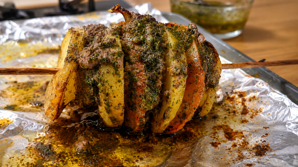 espetinho-de-forno-3-1-1024x576 Espetinho de Carne com Chimichurri no Forno: Suculento, Fácil e Sem Churrasqueira