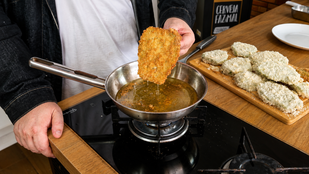 fritando-chuchu-empanado-delicioso-1024x576 Chuchu à Milanesa Crocante: Receita Fácil, Saborosa e Surpreendente