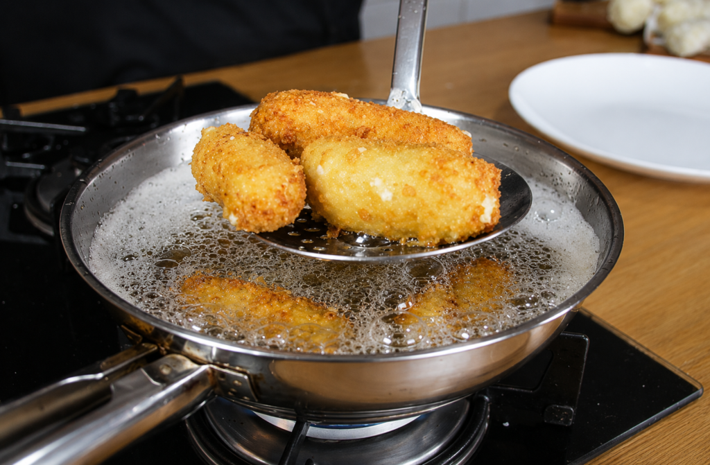 fritando-croquetes-de-frango-1024x671 Croquete de Frango Crocante: Receita Fácil, Cremosa e Perfeita para Festinhas
