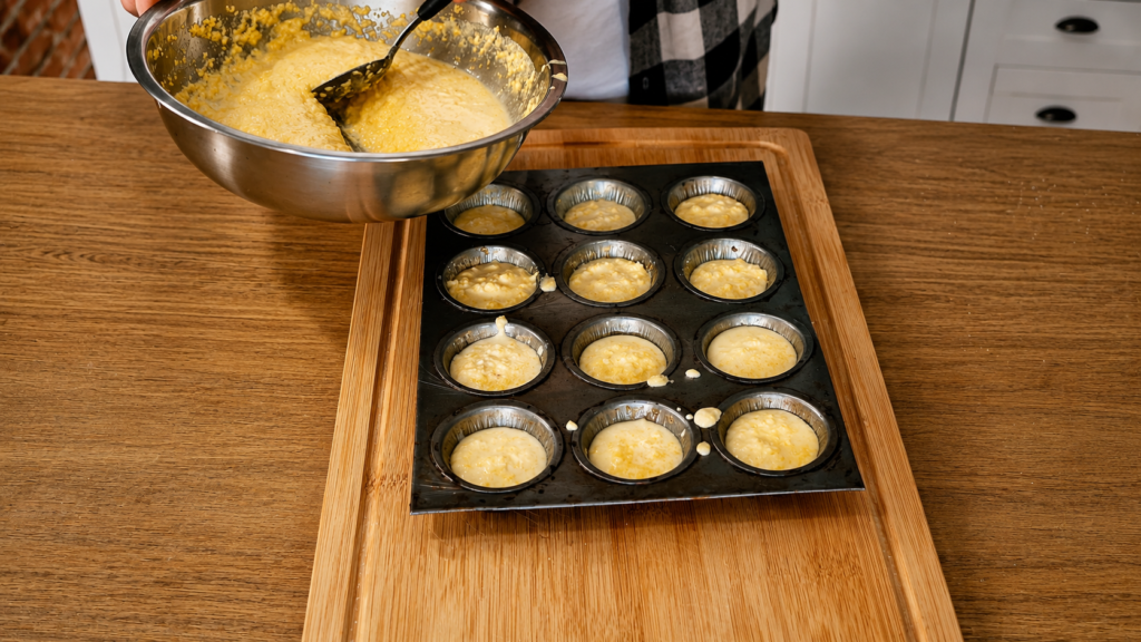 preparando-forma-para-assar-paozinho-de-flocao-de-milho-1024x576 Pãozinho de Flocão na Air Fryer: Receita Fácil, Macia e Sem Farinha de Trigo
