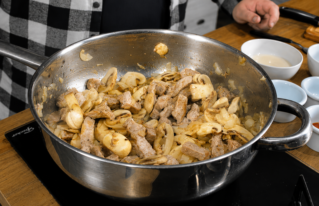 refogado-para-estrogonofe-suino-1024x663 Strogonoff de Carne Suína: Cremoso, Econômico e Extremamente Saboroso