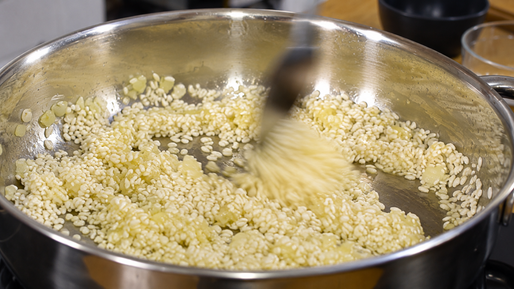 refogando-arroz-para-risoto-1024x576 Risoto de Maçã com Copa e Queijo Emmental: Uma Combinação Sofisticada e Surpreendente