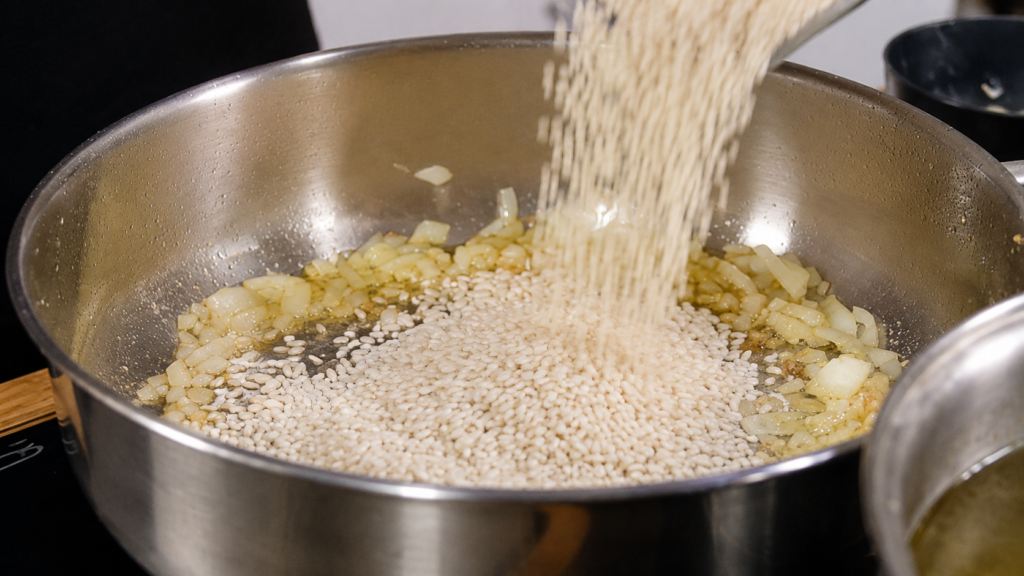refogando-base-de-sabor-e-arroz-para-risoto-1024x576 Risoto de Gorgonzola e Nozes: Cremosidade, Sofisticação e Muito Sabor em Cada Garfada