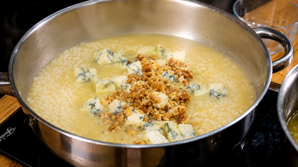 risoto-sendo-finalizado-com-gorgonzola-e-nozes-1024x576 Risoto de Gorgonzola e Nozes: Cremosidade, Sofisticação e Muito Sabor em Cada Garfada