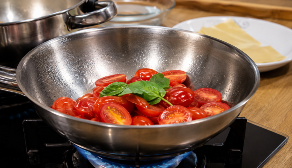 tomates-refogados-para-frango-caprese-1024x591 Frango Caprese na Frigideira: Receita Rápida, Leve e Cheia de Sabor