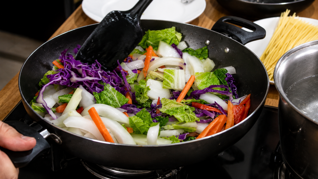 vegetais-refogados-em-yakisoba-1024x577 Yakisoba de Frango: Aprenda a Fazer uma Versão Autêntica, Saborosa e Cheia de Textura
