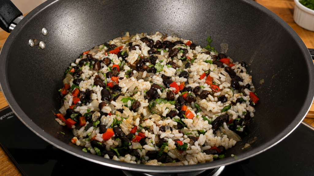 ChatGPT-Image-17-de-jun.-de-2026-10_42_43-1024x576 Gallo Pinto: O Prato Nacional da Costa Rica Feito com Arroz e Feijão