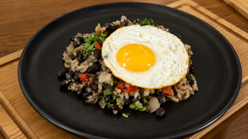 ChatGPT-Image-17-de-jun.-de-2026-10_44_25-1024x576 Gallo Pinto: O Prato Nacional da Costa Rica Feito com Arroz e Feijão