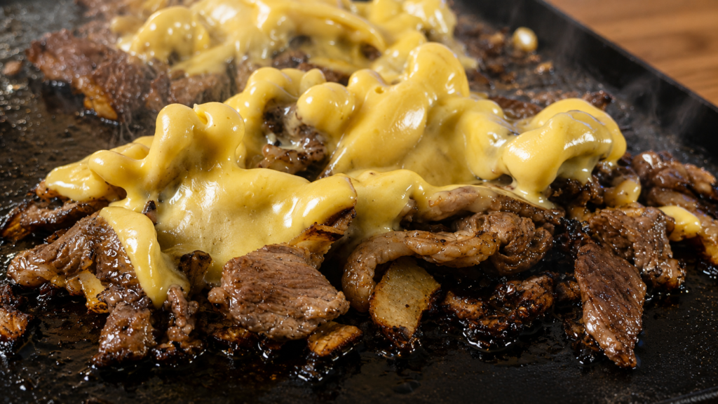 Philly-Cheesesteak-2-1024x576 Philly Cheesesteak: O Clássico Sanduíche Americano de Carne e Queijo Derretido