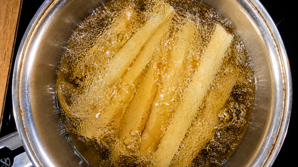 batatas-fritas-fazendo-a-primeira-fritura-1024x576 Poutine Canadense: A Famosa Batata com Molho Gravy que Conquistou o Canadá