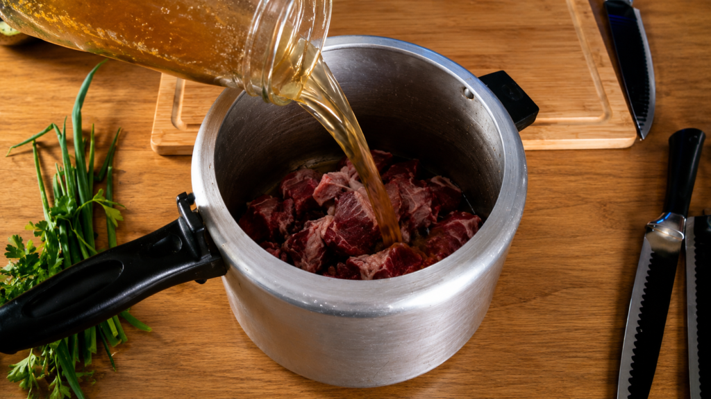 cozinhando-carne-para-stovies-1024x576 Stovies Escocês: A Receita Tradicional da Escócia Feita com Batatas e Carne
