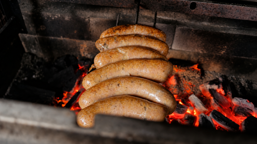 linguica-de-pernil-assando-na-churrasqueira-1024x576 Linguiça Artesanal Caseira: Como Fazer uma Linguiça Profissional Sem Equipamentos Caros
