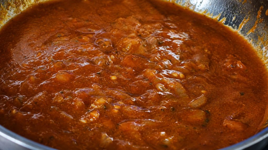 molho-de-curry-para-curryvurst-1024x576 Currywurst: A Famosa Comida de Rua Alemã com Molho de Curry