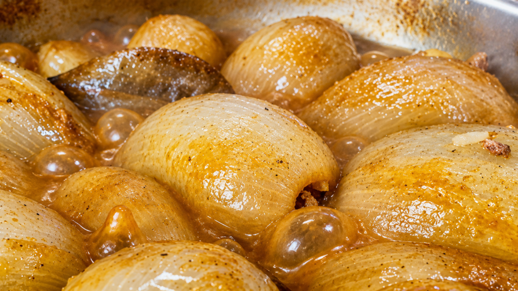 cebolas-recheadas-com-molho-1024x576 Sogan Dolma: Cebolas Recheadas com Carne e Arroz da Bósnia