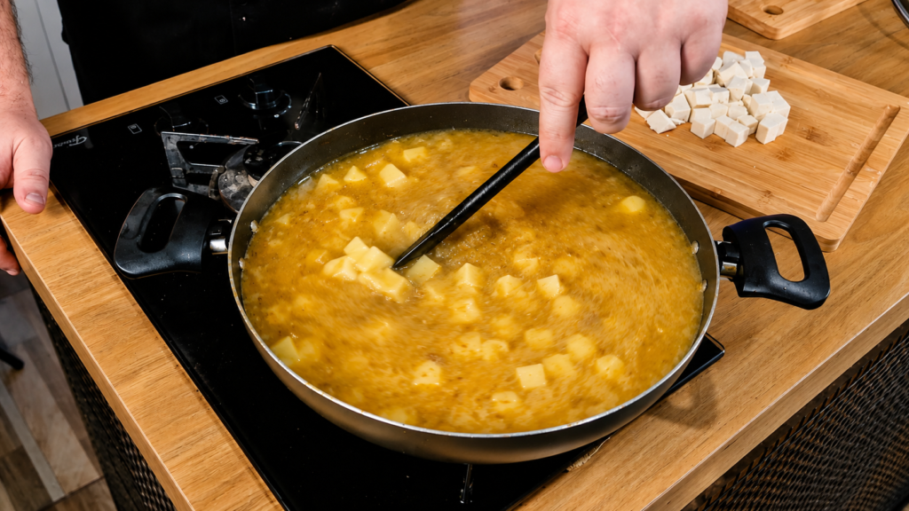 espessando-locro-de-papas-do-chef-pv-show--1024x576 Locro de Papa: Aprenda a Fazer a Tradicional Sopa Cremosa do Equador