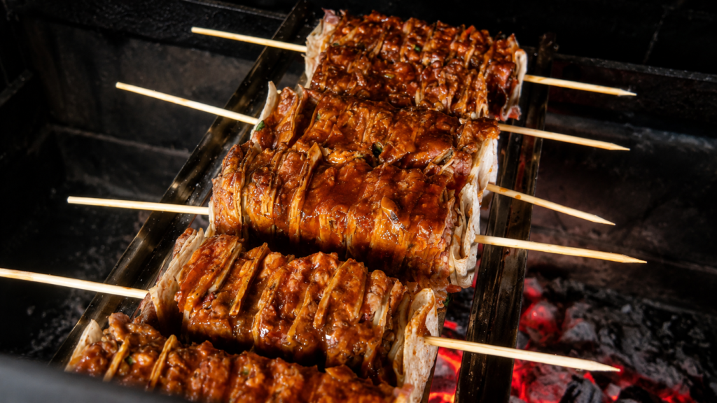 espetinho-de-carne-e-tortilhas-2-1024x576 Espetinho de Tortilha com Carne, Queijo e Molho Barbecue: Uma Receita Criativa para Surpreender no Churrasco