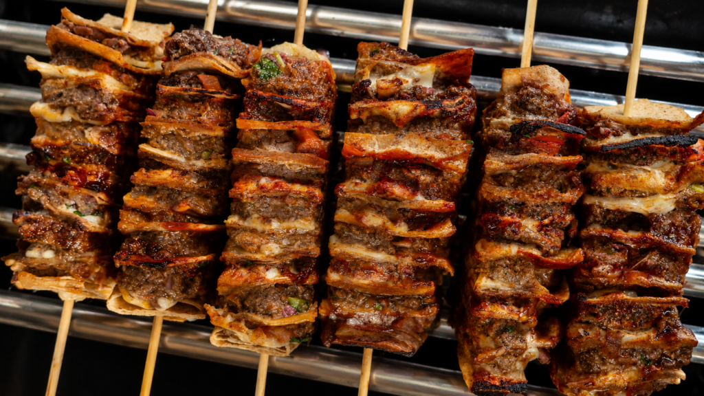 espetinho-de-tortilha-1-1024x576 Espetinho de Tortilha com Carne, Queijo e Molho Barbecue: Uma Receita Criativa para Surpreender no Churrasco