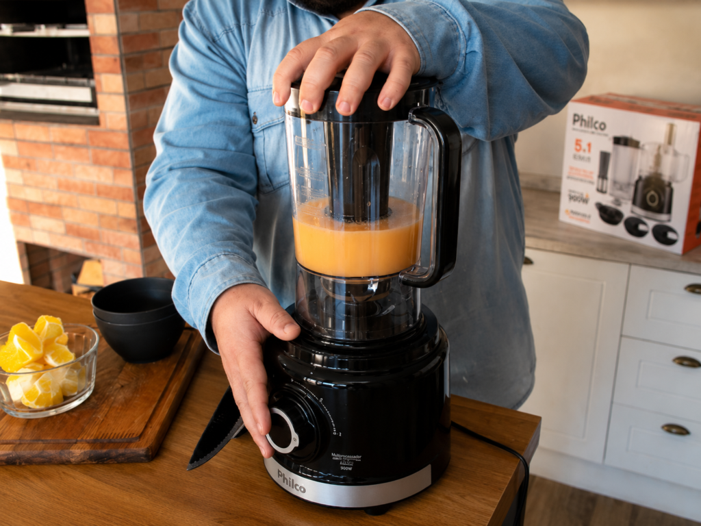 fazendo-suco-com-seletor-de-bagacos-no-multiprocessador-philco-5-em-1-1024x768 Review do Multiprocessador Philco 5 em 1: Vale a Pena? Veja as Funções, Pontos Positivos e Minha Opinião