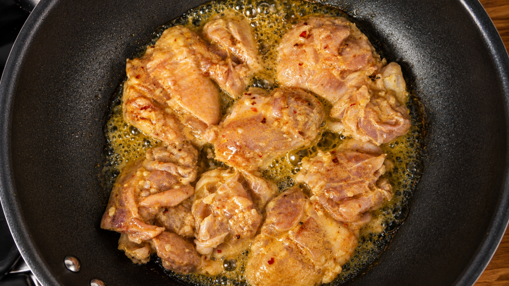 frango-grelhando-para-yassa-poulet-1024x576 Yassa Poulet: O Tradicional Frango Marinado do Senegal
