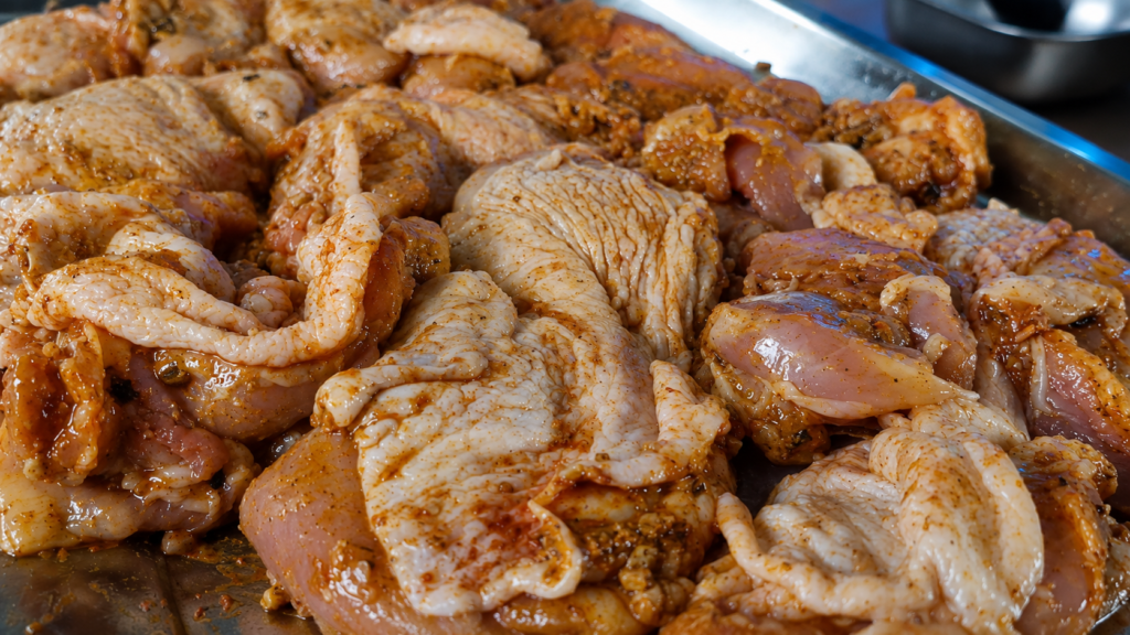 frango-marinado-para-shawarma-1024x576 Shawarma de Frango: Aprenda a Fazer o Clássico Sanduíche Árabe com Marinada de Especiarias