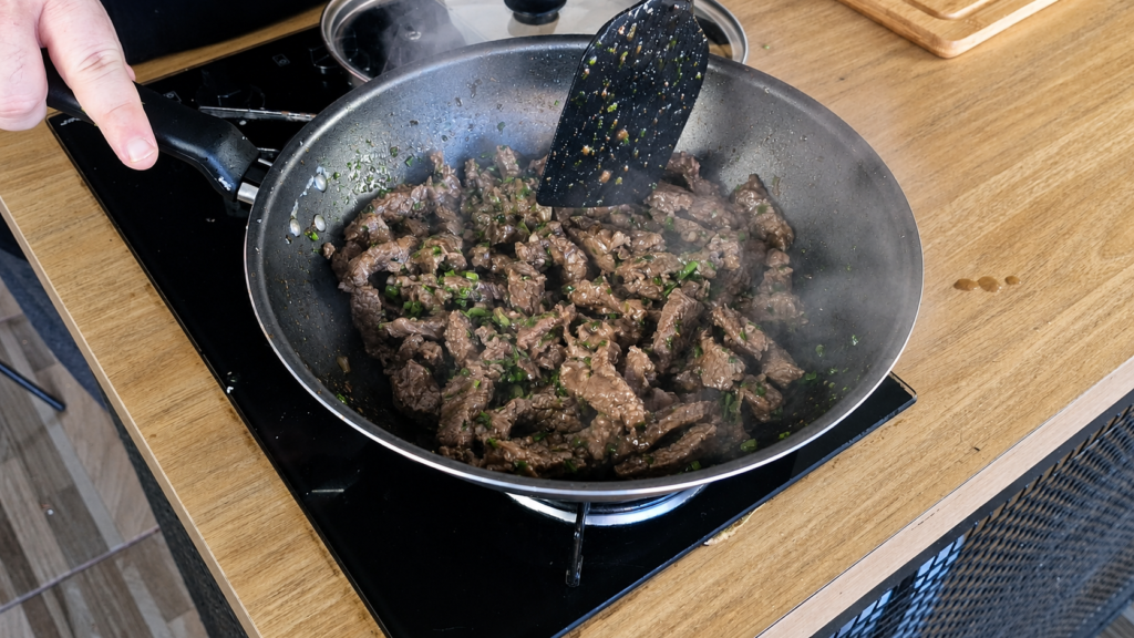 grelhando-carne-para-bulgogi-1024x576 Bulgogi Coreano: Aprenda a Fazer a Famosa Carne Marinada da Coreia do Sul