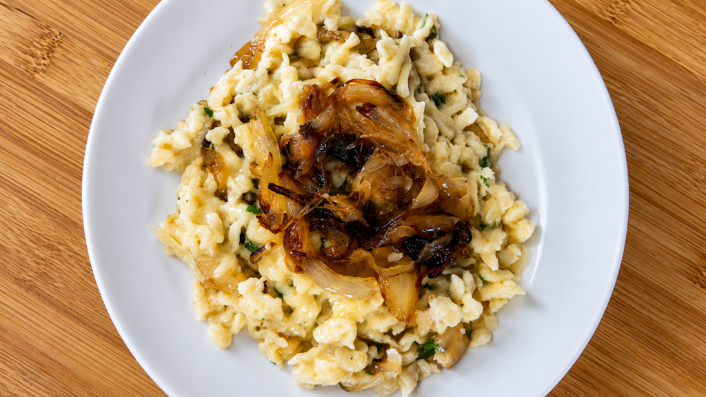 kasespatzle-austriaco-1024x576 Käsespätzle Austríaco: Massa Caseira com Queijo e Cebola Dourada