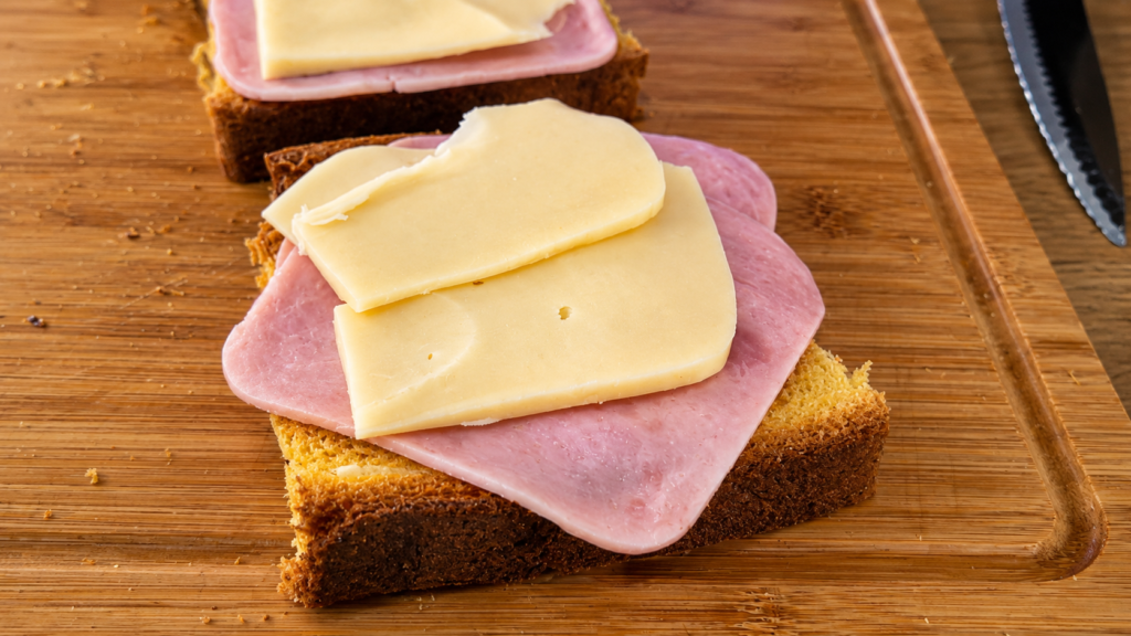 montagem-do-Croque-monsieur--1024x576 Croque Monsieur: Aprenda a Fazer o Tradicional Sanduíche Francês Gratinado