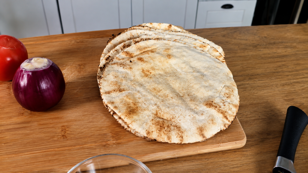 pao-sirio-e-perfeito-para-se-fazer-shawarma-1024x576 Shawarma de Frango: Aprenda a Fazer o Clássico Sanduíche Árabe com Marinada de Especiarias