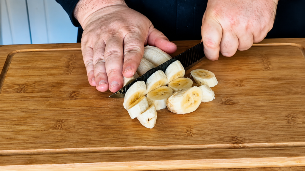 picando-bananas-para-aloco-1-1024x576 Aloco: Aprenda a Fazer a Famosa Banana-da-Terra Frita da Costa do Marfim