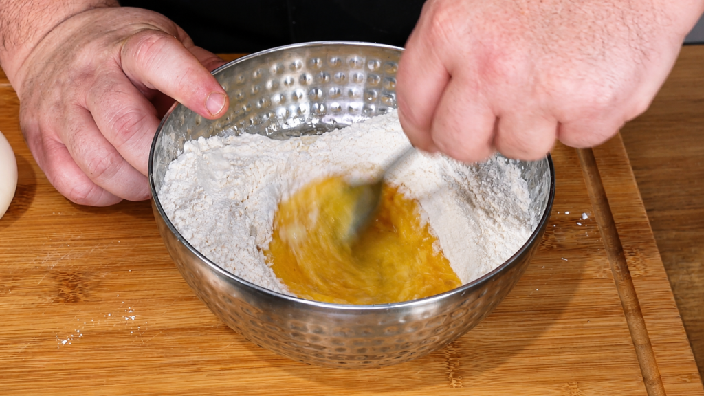 preparando-massa-para-kasespatzle-austriaco-1024x576 Käsespätzle Austríaco: Massa Caseira com Queijo e Cebola Dourada