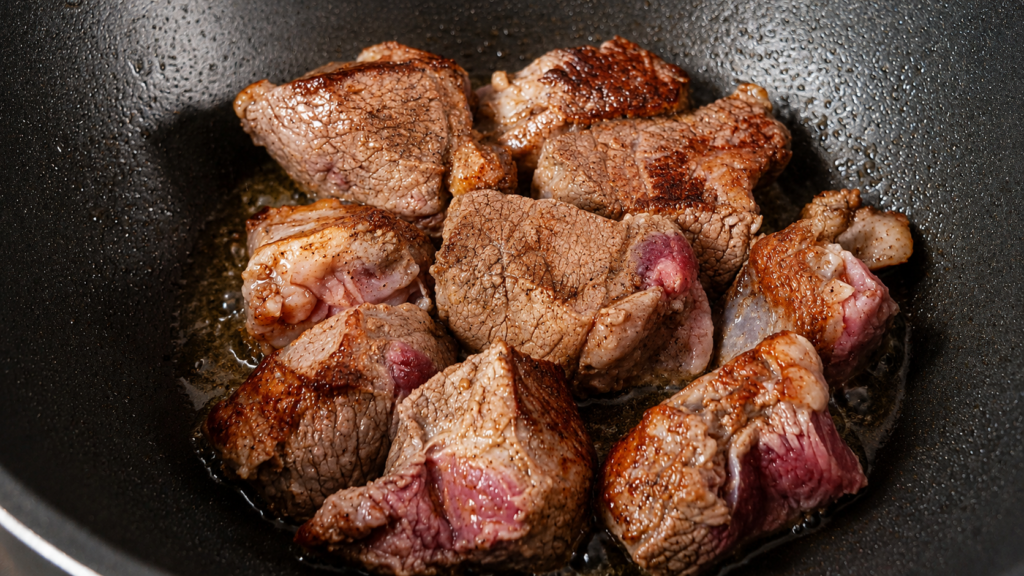 selando-carne-para-CARBONNADE-FLAMANDE--1024x576 Carbonnade Flamande: Aprenda a Fazer o Tradicional Ensopado Belga com Cerveja Escura