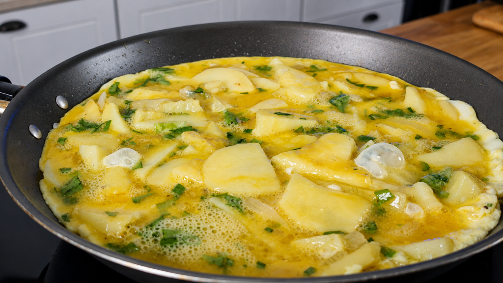 tortilla-espanhola-chegando-ao-ponto-1024x576 Tortilla Espanhola: A Receita Tradicional da Espanha Feita com Ovos e Batatas