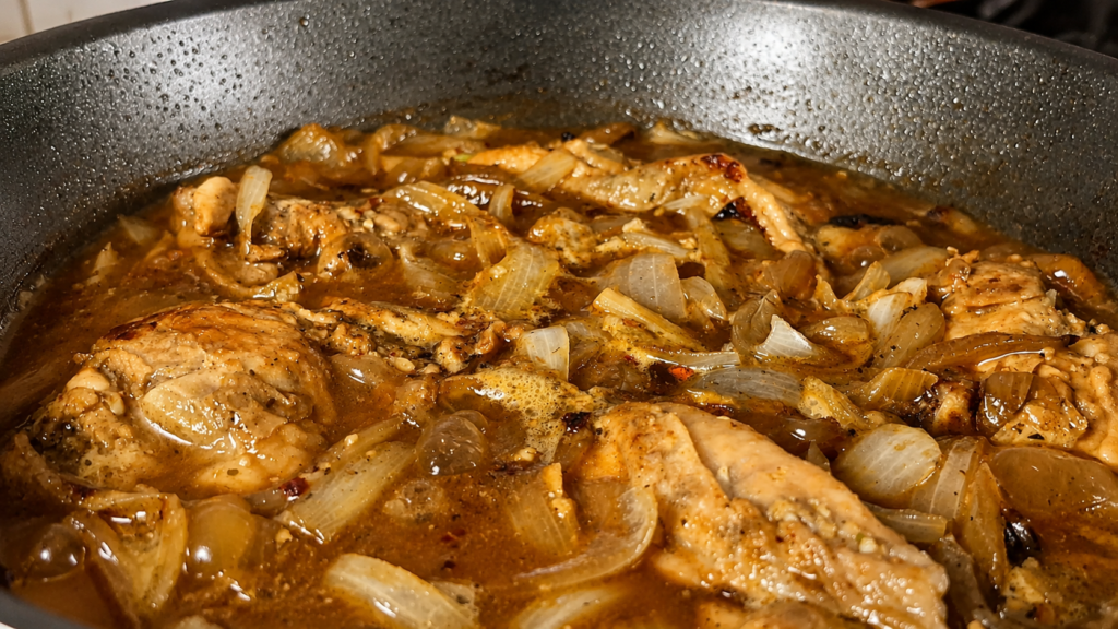yassa-poulet-cozinhando-lentamente-1-1024x576 Yassa Poulet: O Tradicional Frango Marinado do Senegal