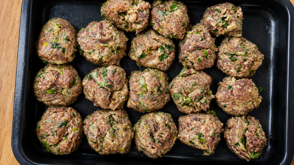 Bitterballen-feito-com-ragu-de-carne-1024x576 Bitterballen Holandês: Bolinho de Carne Cremoso e Crocante
