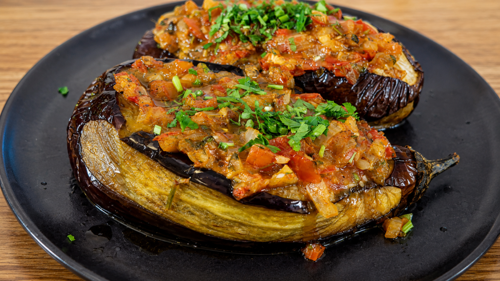Imam-Bayildi-2-1-1024x576 İmam Bayıldı: Berinjela Recheada Turca com Tomate, Cebola e Azeite