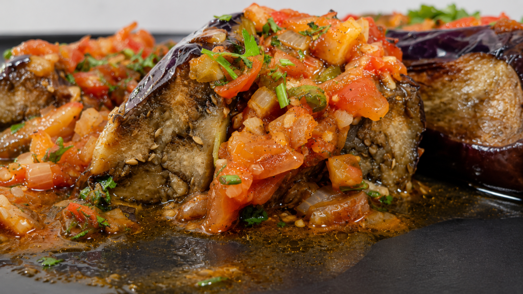 Imam-Bayildi-4-1024x576 İmam Bayıldı: Berinjela Recheada Turca com Tomate, Cebola e Azeite