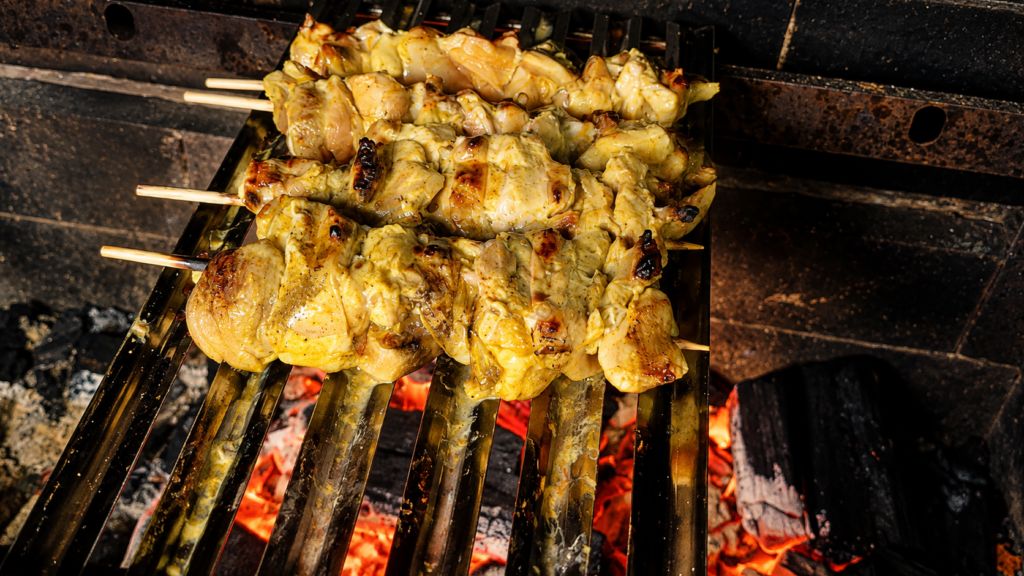 JOOJEH-KABAB-assando-na-churrasqueira-1024x576 Joojeh Kabab: Espetinho Persa de Frango com Açafrão