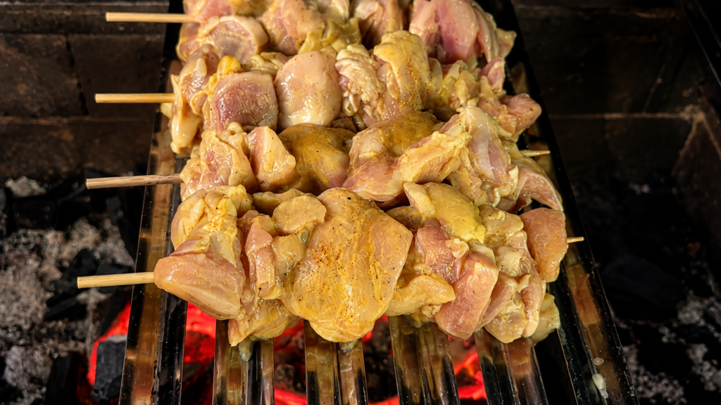 JOOJEH-KABAB-assando-na-churrasqueira-2-1024x576 Joojeh Kabab: Espetinho Persa de Frango com Açafrão